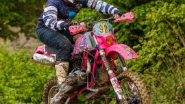 Seit 2006 begleitet Manuel Schad seine SWT BMW durchs Gelände – und auch heuer steht das „Pinke Monster“ wieder am Start beim Red Bull Erzbergrodeo.