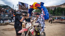 Das X-GRIP GASGAS Racing Team mit dem Österreicher Dieter Rudolf feierte beim legendären Red Bull Erzbergrodeo seine bisher stärkste Teamleistung und erreichte bei der 2026er Jubiläumsausgabe des weltweit härtesten Hard-Enduro-Rennens einen beeindruckenden Dreifach-Finish.
