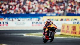 Ein doppeltes Punkteergebnis für Red Bull KTM beim MotoGP-Sprint auf dem glühend heißen TT Circuit Assen beim zehnten Lauf der Saison 2026. 