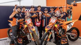 Red Bull KTM startete mit voller Kraft in das MXGP-Wochenende. Beim Grand Prix von Deutschland feierte Lucas Coenen seinen dritten Saisonsieg, und das Team erzielte dank Andrea Adamos erstem Podiumsplatz auf der KTM 450 SX-F den ersten Doppelsieg des Jahres 2026.