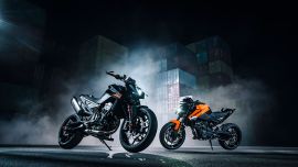 Die KTM 790 DUKE 2027 läutet die eindrucksvolle Rückkehr des „SCALPEL“ ein und präsentiert sich als die bislang umfassendste Weiterentwicklung dieses Modells. 