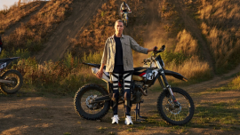 Peggy Blanke (38) aus Magdeburg ist leidenschaftliche Motorradfahrerin und liebt den Geländesport Enduro. 2022 verunglückt sie bei einem Ausflug in Tschechien schwer und erleidet eine inkomplette Querschnittlähmung. 