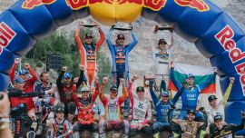 Manuel Lettenbichler (DE, KTM) gewinnt die 30ste Ausgabe des weltweit härtesten Extreme Enduro Rennens – und feiert den fünften Triumph in Folge! Trystan Hart (CAN, KTM) wird Zweiter, gefolgt von Mario Roman (ESP, Husqvarna). 