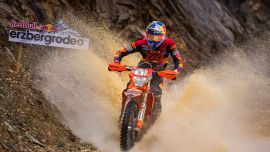 Am zweiten Red Bull Erzbergrodeo-Veranstaltungstag ging mit über 1.100 Teilnehmern das größte und bunteste Starterfeld des Motorrad-Offroadsports in den High-Speed Kampf gegen den "Berg aus Eisen".