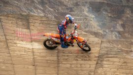 Einmal im Jahr ruft er – der eiserne Gigant! Wenn sich heuer die besten Hard-Enduro-Athleten der Welt zum härtesten Bewerb ihrer Zunft treffen, dann tun sie das bereits zum 30. Mal. Jetzt auf ServusTV On zum Nachsehen.