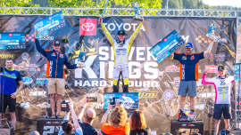 Manuel Lettenbichler vom Red Bull KTM Factory Racing Team und Trystan Hart vom FMF KTM Factory Racing Team haben beim dritten Lauf der FIM-Hard-Enduro-Weltmeisterschaft 2026, dem „Silver Kings Hard Enduro“ in Kellogg, Idaho (USA), erneut ein starkes Rennwochenende hingelegt. 
