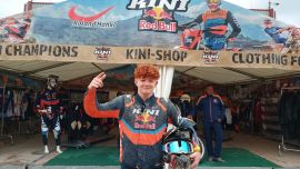 Samy Fernbach ist heute mit 15 Jahren zum ersten Mal beim Iron Road Prolog angetreten - und hat sich mit der neuen KTM Freeride-E auf Anhieb mit (voraussichtlich) Platz 449 für Sonntag qualifiziert. Das verdient Respekt!