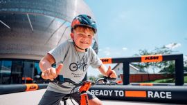 Passend zum Beginn der Sommerferien bietet die KTM Motohall in Mattighofen ein breites Angebot an spannenden Aktivitäten für kleine und große Motorradfahrer.