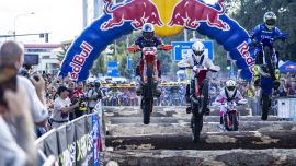 Die 23. Ausgabe der Red Bull Romaniacs „UNSTOPPABLE“ ging mit dem In-City-Prolog in die Vollen - Kabakchiev holt Gold, Roman erobert die Adventure Ultimate Klasse.