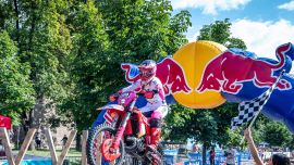 Hard Enduro gilt als eine der letzten großen Männerdomänen des Motorsports. Wer glaubt, Frauen würden hier nur mitfahren, sollte einen Blick auf die Ergebnisliste der Red Bull Romaniacs werfen.