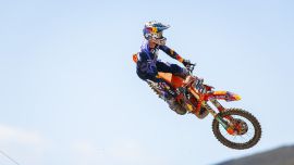 Jorge Prado hat seinen Vertrag mit Red Bull KTM Factory Racing verlängert und wird im Rahmen einer mehrjährigen Vertragsverlängerung auch 2027 in der SuperMotocross-Weltmeisterschaft an den Start gehen, die die AMA Supercross-Meisterschaft, die AMA Pro Motocross-Meisterschaft und die SMX-Playoffs umfasst.