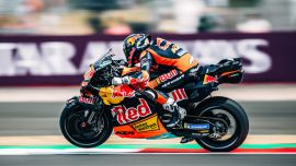 Die Grand-Prix-Saison 2026 wurde auf der sonnigen Rennstrecke von Silverstone mit dem zwölften Lauf der Saison fortgesetzt, und Red Bull KTM erzielte beim 10-Runden-Sprint mit Pedro Acosta als Bestplatziertem den 6. Platz.
