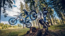 Husqvarna Mobility stellt die TE 300 Pro 2027 und die FE 350 Pro 2027 vor– zwei kompromisslos auf den Wettbewerb ausgerichtete Enduro-Modelle für Fahrer, die höchste Ansprüche an Performance, Haltbarkeit und Kontrolle stellen.