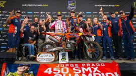 Jorge Prado von Red Bull KTM Factory Racing wurde heute Abend in Ridgedale, Missouri, zum SMX-Weltmeister 2026 gekrönt