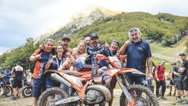 Manuel Lettenbichler vom Red Bull KTM Factory Racing Team hat seine Führung mit einem souveränen Sieg beim fünften Lauf, dem Abestone Hard Enduro, ausgebaut.