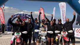 Ein Sieg im Beach Race für Mitch, ein starkes Comeback von Ashton und eine Zielankunft am Gipfel für Didi: Beim Sea to Sky 2026 in der Türkei hielt das X-GRIP Racing Team zwei WM-Titelkämpfe offen.