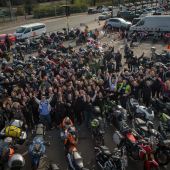 16.000 Frauen feiern den Start der ersten weiblichen Motorradstaffel rund um die Welt