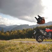 KTM Duke 790 und Husqvarna Svartpilen 701