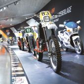 Neue historische Motorräder in der KTM Motohall