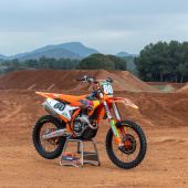 KTM präsentiert die 250 SX-F ADAMO EDITION