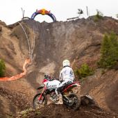 Red Bull Erzbergrodeo 2024: Antoine Meo gewinnt Iron Road Prolog auf Ducati DesertX Rally 