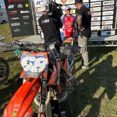 Joela Freudenthaler ist zum ersten Mal Siegerin des OPEN MČR-Rennens der Frauenklasse im Motocross!