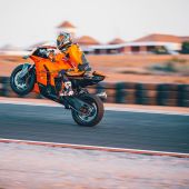 Die KTM 990 RC R des Modelljahres 2026 steht in den Startlöchern!