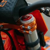 Mit den FACTORY EDITION Modellen 2026 hebt KTM seine erfolgreichen SX-F Motocrosser erneut auf ein neues Niveau.