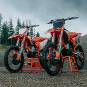 Mit den FACTORY EDITION Modellen 2026 hebt KTM seine erfolgreichen SX-F Motocrosser erneut auf ein neues Niveau.