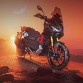 Auf der EICMA 2025 stellt Aprilia den neuen SR GT 400 vor, einen mittelgroßen GT-Roller mit sportlicher DNA. 