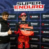 24MX Leader Plate - Youth / photo credit: Sport UP Agency