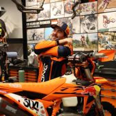 Manuel Lettenbichler in der KTM Motohall