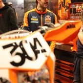 Manuel Lettenbichler in der KTM Motohall