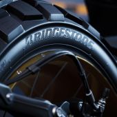 Nach der Zusammenarbeit bei RIDE 4 und RIDE 5 kehrt Bridgestone erneut als offizieller Reifenpartner in das Spiel zurück und bringt seine Premium-Motorradreifen aus der realen Welt auf die virtuelle Rennstrecke. 