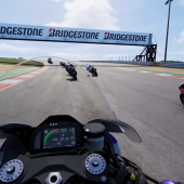 Nach der Zusammenarbeit bei RIDE 4 und RIDE 5 kehrt Bridgestone erneut als offizieller Reifenpartner in das Spiel zurück und bringt seine Premium-Motorradreifen aus der realen Welt auf die virtuelle Rennstrecke. 