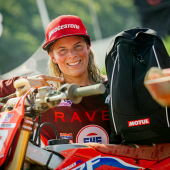 Motocross-Spitzenfahrerin Larissa Papenmeier startet bei den MX Masters in Tensfeld auf Bridgestone Reifen