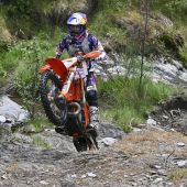 Manuel Lettenbichler vom Red Bull KTM Factory Racing Team zeigte beim zweiten Lauf der FIM Hard-Enduro-Weltmeisterschaft 2026 eine makellose Leistung und holte sich den Sieg beim Extreme XL Lagares in Portugal