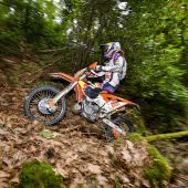 Manuel Lettenbichler vom Red Bull KTM Factory Racing Team zeigte beim zweiten Lauf der FIM Hard-Enduro-Weltmeisterschaft 2026 eine makellose Leistung und holte sich den Sieg beim Extreme XL Lagares in Portugal