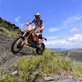 Manuel Lettenbichler vom Red Bull KTM Factory Racing Team zeigte beim zweiten Lauf der FIM Hard-Enduro-Weltmeisterschaft 2026 eine makellose Leistung und holte sich den Sieg beim Extreme XL Lagares in Portugal
