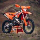Die Modellreihe KTM EXC und EXC-F 2027 baut auf den langjährigen Erfolgen von KTM im Enduro-Spitzensport auf.