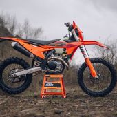 Die Modellreihe KTM EXC und EXC-F 2027 baut auf den langjährigen Erfolgen von KTM im Enduro-Spitzensport auf.
