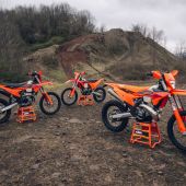 Die Modellreihe KTM EXC und EXC-F 2027 baut auf den langjährigen Erfolgen von KTM im Enduro-Spitzensport auf.