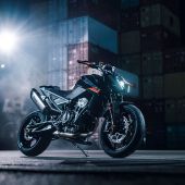 Die KTM 790 DUKE 2027 läutet die eindrucksvolle Rückkehr des „SCALPEL“ ein und präsentiert sich als die bislang umfassendste Weiterentwicklung dieses Modells. 