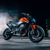 Die KTM 790 DUKE 2027 läutet die eindrucksvolle Rückkehr des „SCALPEL“ ein und präsentiert sich als die bislang umfassendste Weiterentwicklung dieses Modells. 