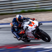 Andreas Meklau kehrt als Gaststarter von KTM zurück und steht auf dem Podium