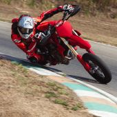 Ducati Desmo450 SM: Eine neue Supermoto‑Ära – jetzt bei Schruf, dem aktiven Rennsport‑Händler!