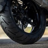 Der neue Bridgestone BATTLAX ADVENTURE A42 bietet verbesserte Nassperformance, höhere Laufleistung und mehr Fahrkomfort.