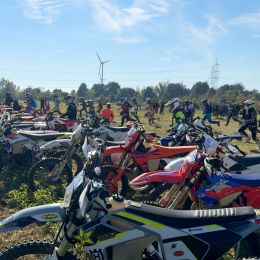  Der HSV Burg Kreuzenstein veranstaltete am vergangenen Smastag sein traditionelles 3-Stunden-Enduro-Rennen auf dem anspruchsvollen Gelände im Senninger Lager bei Stockerau.