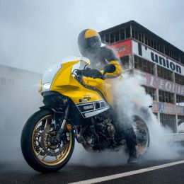 Die Yamaha Sport Heritage-Reihe ist eine Hommage an die berühmtesten Fahrer und Maschinen der Marke aus früheren Jahren und bietet dabei den Fahrern von heute die neueste Motor-, Fahrwerks- und Designtechnologie.