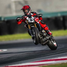 Zwanzig Jahre nach dem Prototyp, der die EICMA 2005 im Sturm eroberte, überarbeitet Ducati sein extremstes Motorrad. 